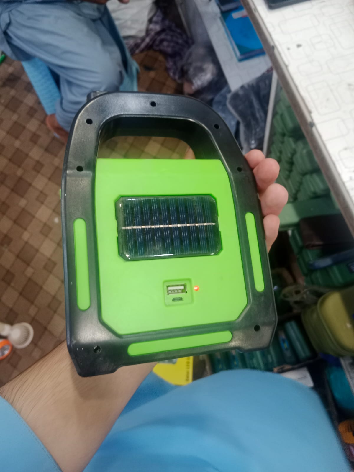 Portable Solar LED Flood Light Emergency Work Light With Carry Handle - Detail View 3